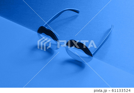 Lip shape glasses with classic blue gradient glitch 61133524