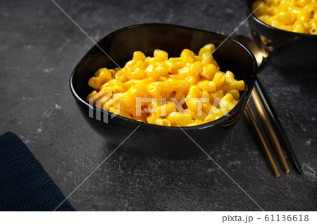 Close up of mac and cheese plate 61136618