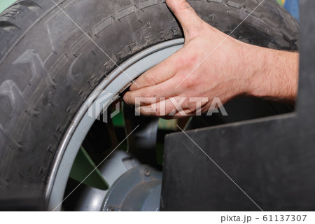 The wizard installs the balancing weight on the The wizard installs the balancing weight on the 61137307