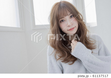 ゆるふわロングヘアー 日本人 ヘアスタイル 髪型 美容 モデルの写真素材