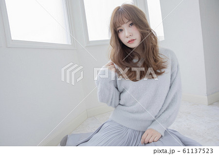 ゆるふわロングヘアー 日本人 ヘアスタイル 髪型 美容 モデルの写真素材