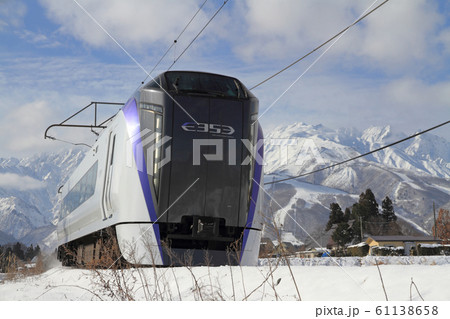 大糸線　白馬の冬 61138658