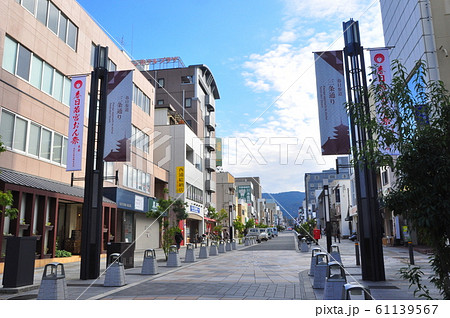 奈良県 春日参道の三条通り 奈良県 春日参道の三条通り 61139567
