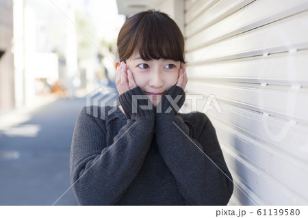 女性 頬に手を 照れる うれしい はずかしいの写真素材 61139580 Pixta