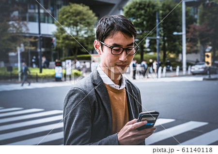 ビジネス　待ち合わせ　男性 61140118