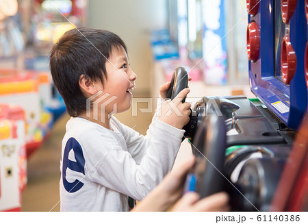 ゲームセンターで遊ぶ男の子 ゲームセンターで遊ぶ男の子 61140386