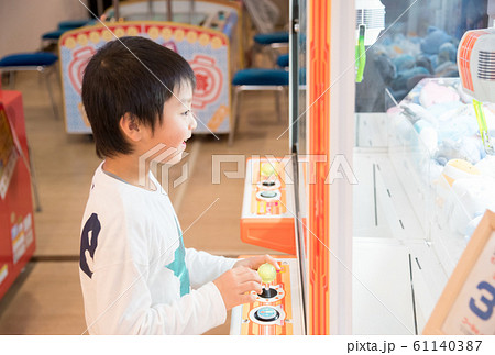 ゲームセンターで遊ぶ男の子 61140387