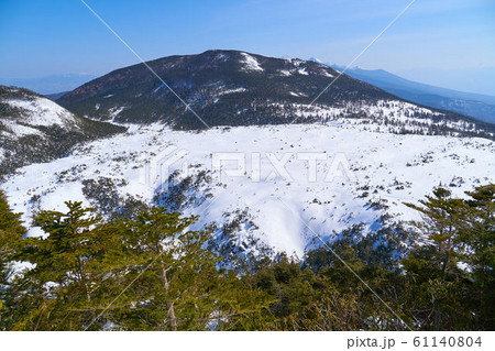 長野県 北八ヶ岳の北横岳から南側の坪庭と縞枯山を見る 61140804