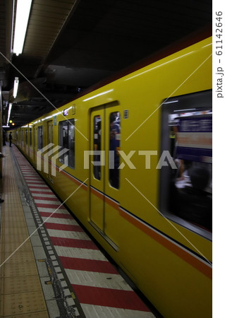 最終日の銀座線旧渋谷駅の乗車ホームから1000系を見送る 61142646