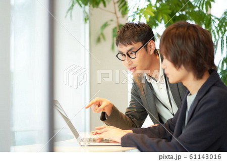 パソコンを操作する2人の男性 61143016