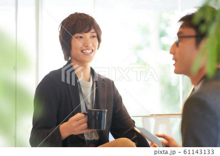 会話をする男性 会話をする男性 61143133