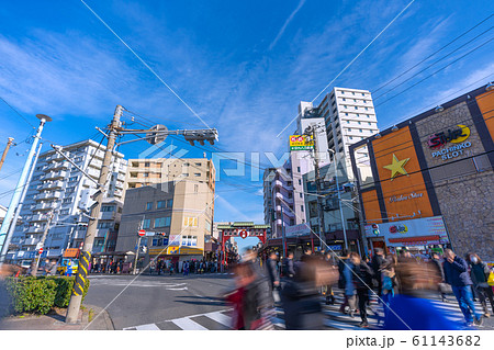 日本の川崎都市景観 川崎大師駅前・川崎大師 表参道厄除門などを望む 日本の川崎都市景観 川崎大師駅前・川崎大師 表参道厄除門などを望む 61143682