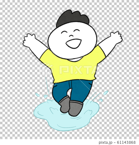 水たまりではしゃぐ男の子 水たまりではしゃぐ男の子 61143868