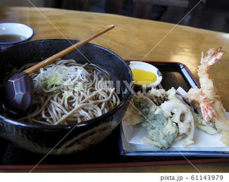 食べ物の写真 美味しいそうな天ぷらそば 和食 庶民の味方 年越しそば エビ天ぷら2本 野菜天ぷら 食べ物の写真 美味しいそうな天ぷらそば 和食 庶民の味方 年越しそば エビ天ぷら2本 野菜天ぷら 61143979