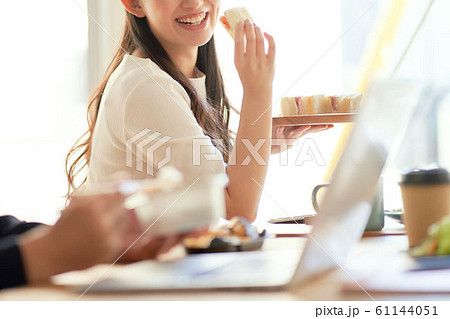 ビジネスカジュアル　食事 61144051