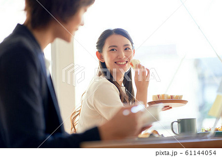 ビジネスカジュアル　食事 61144054