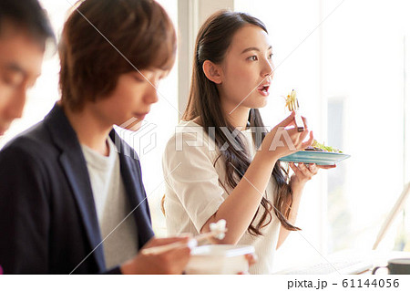 ビジネスカジュアル　食事 61144056