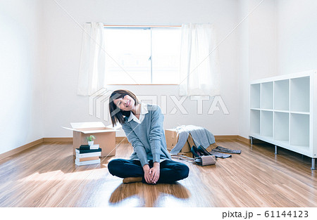 新生活　断捨離　女性 61144123