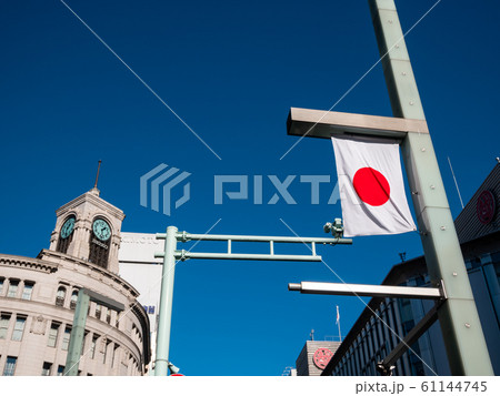 東京 はためく日の丸と銀座四丁目交差点 2019年末　d-2 61144745