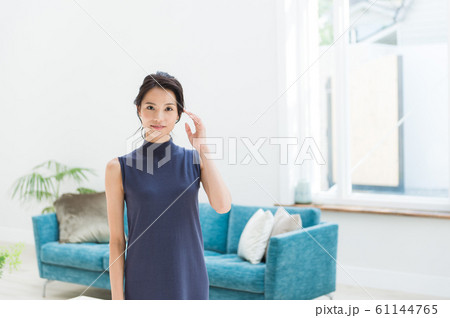 リビングにいる若い女性 リビングにいる若い女性 61144765