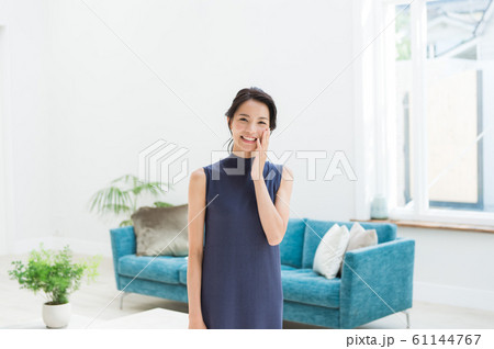 リビングにいる若い女性 リビングにいる若い女性 61144767