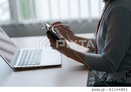 30代女性 30代女性 61144801