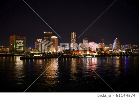 日本の横浜都市景観 横浜みなとみらい21などを望む 日本の横浜都市景観 横浜みなとみらい21などを望む 61144874