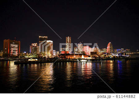 日本の横浜都市景観 横浜みなとみらい21などを望む 日本の横浜都市景観 横浜みなとみらい21などを望む 61144882