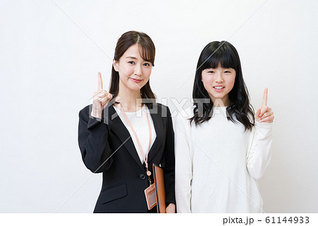 塾講師と生徒イメージ(白バック、女性、小・中学生 塾講師と生徒イメージ(白バック、女性、小・中学生 61144933