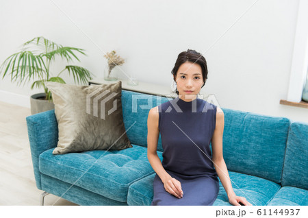 ソファに座る若い女性 ソファに座る若い女性 61144937
