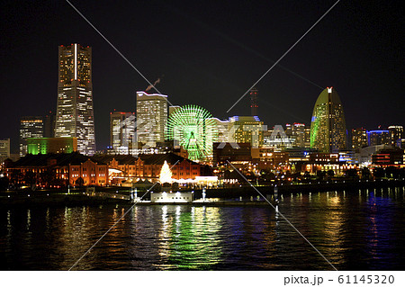 日本の横浜都市景観 横浜みなとみらい21などを望む(夜景) 日本の横浜都市景観 横浜みなとみらい21などを望む(夜景) 61145320