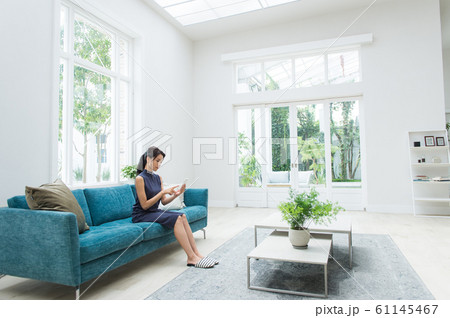 リビングルームにいる女性 61145467