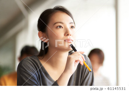 聴講する若い女性 61145531