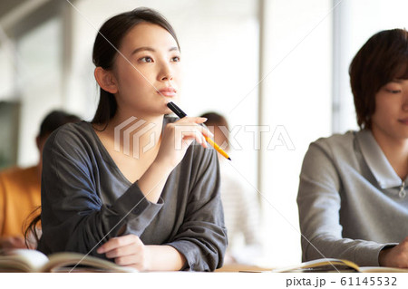 聴講する若い女性 61145532