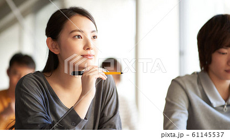 聴講する若い女性 61145537