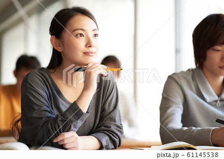 聴講する若い女性 聴講する若い女性 61145538