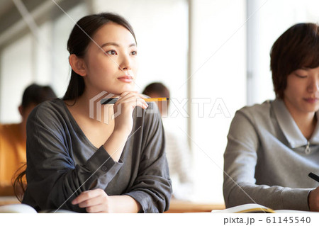 聴講する若い女性 聴講する若い女性 61145540