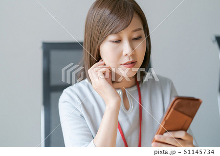 働く女性 働く女性 61145734