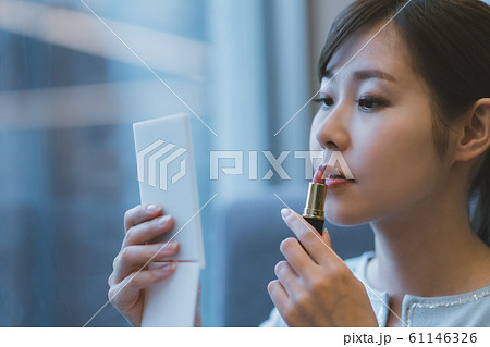 口紅 女性 塗る 口紅 女性 塗る 61146326