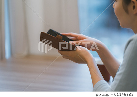 30代 女性 スマホいじり 30代 女性 スマホいじり 61146335