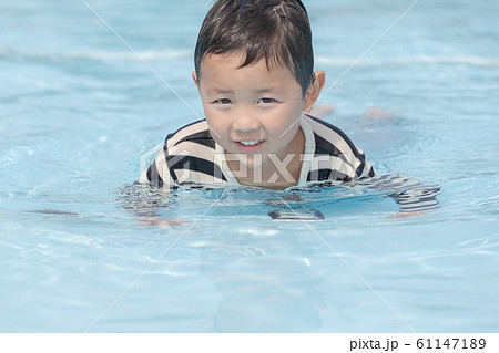 プール　着衣水泳　着衣泳 61147189