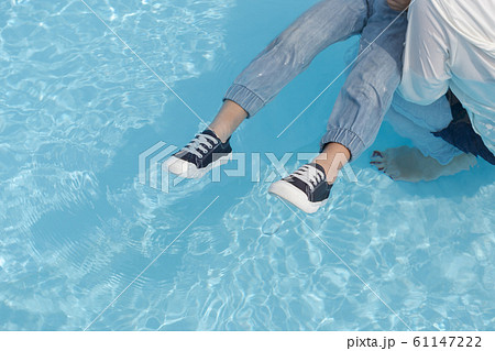 プール 着衣水泳 着衣泳の写真素材