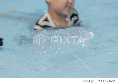 プール　着衣水泳　着衣泳 61147822