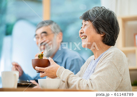 シニア 食事をするシニア夫婦 おばあちゃん 61148789