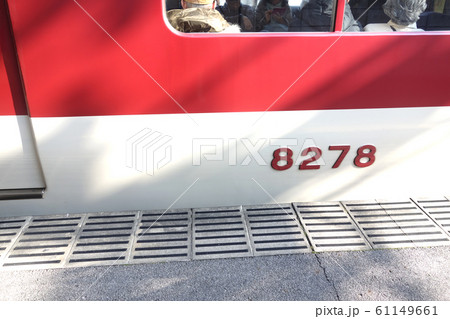 電車　扉 61149661