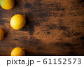 レモンと机 61152573