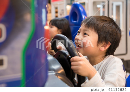 ゲームセンターで遊ぶ子供 ゲームセンターで遊ぶ子供 61152622