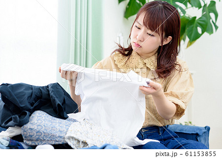 衣服を選ぶ女性 61153855