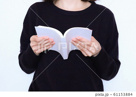 本を読む女性 本を読む女性 61153884