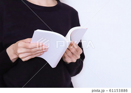 本を読む女性 61153886